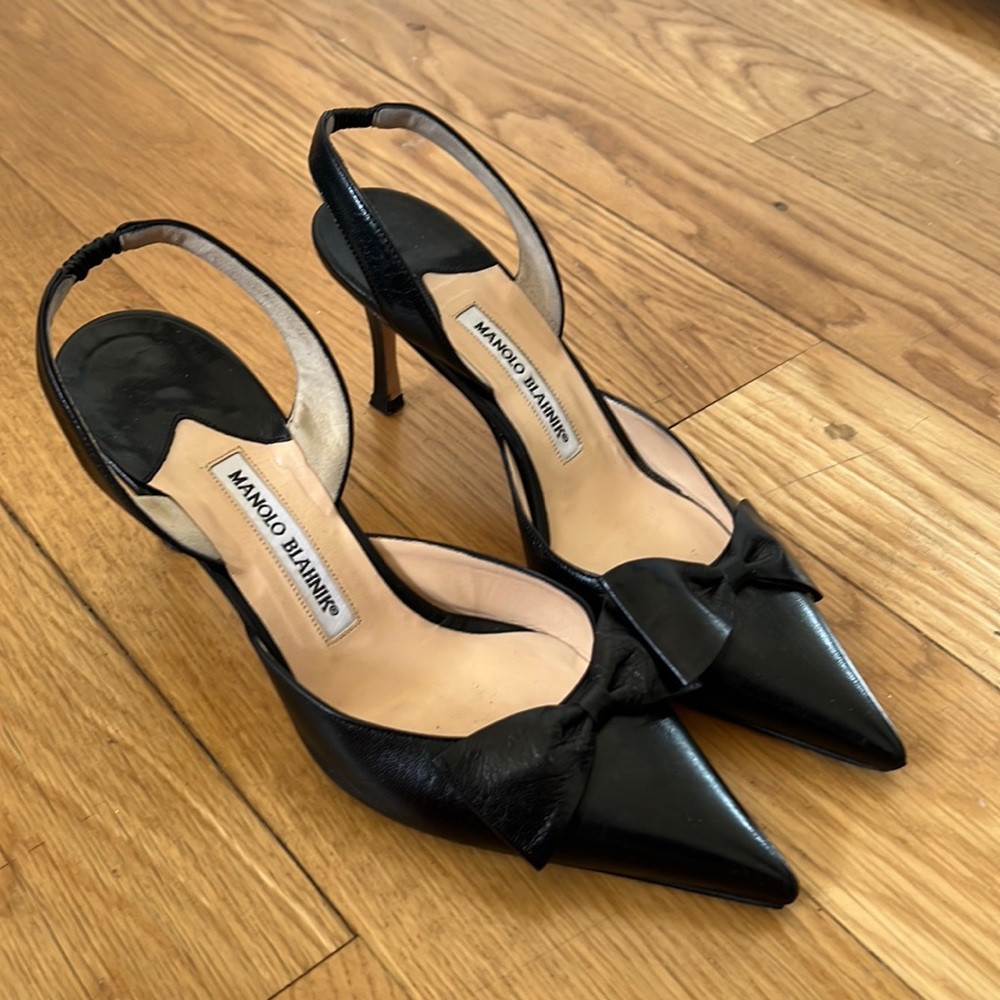 Manolo Blahnik Black Pointy Toe Kitten Heel Slingback Pump with Bows